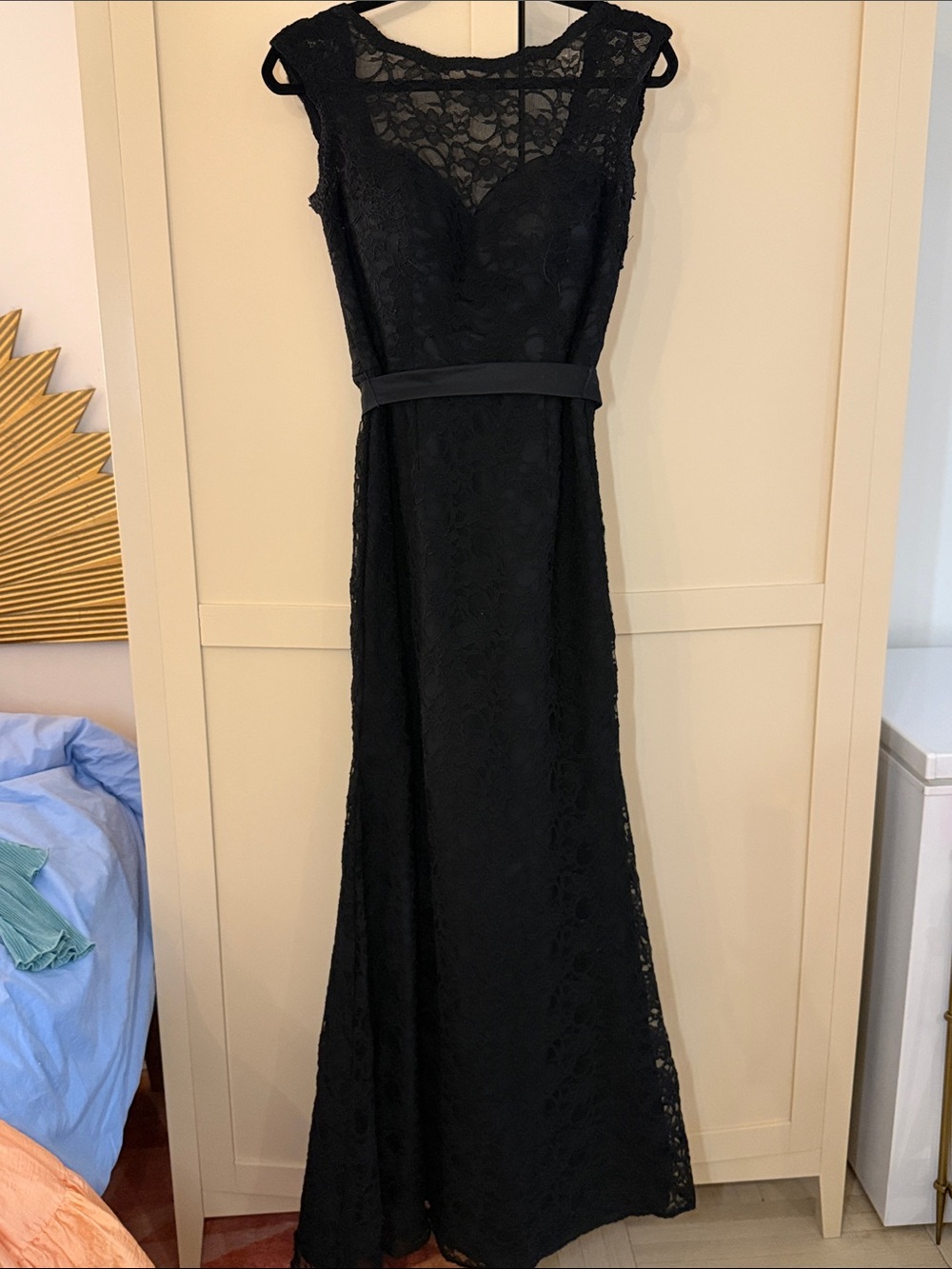 Elegant Black Lace Maxi Dress with Cap Sleeves